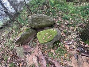 přírodní kameny, částečně porostlé mechem