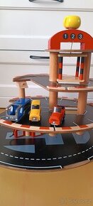 Dřevěné parkoviště + sada autíček