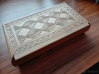 Retro dřevěná krabička - truhlička zdobená řezbou