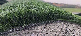 Fotbalový LUXUSNÍ kvalitní použity trávník 60mm. role má 35m