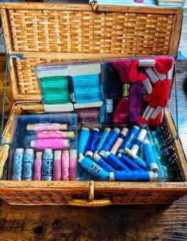 Retro proutěný šicí košík s bohatou výbavou