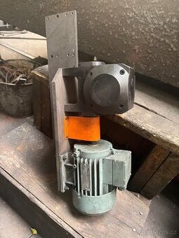 Elektromotor s převodovkou