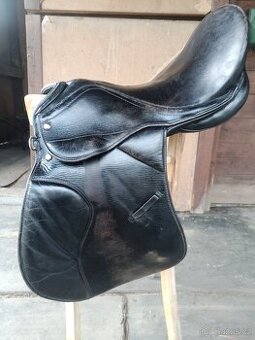 Sedlo, třmeny, podřištníky a jiné jezdecké potřeby