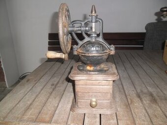 Starý mlýnek na kávu č.4