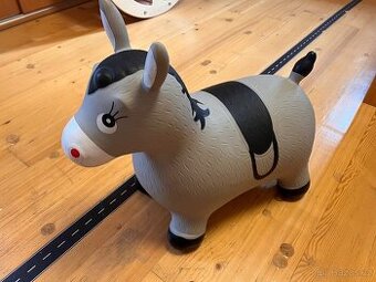 Hopsadlo šedý kůň