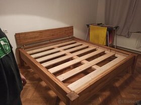 Dubova masivní postel