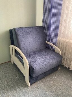 Modré masivní rozkládací křeslo