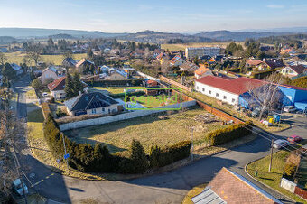 Prodej stavebního oploceného pozemku s projektem 1235m2