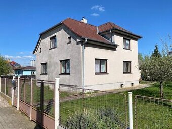 Rodinný dům 5+1 s krásnou zahradou 1337 m2, obec Dobřenice.