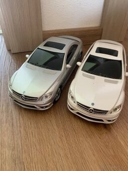 Auto Mercedes na hraní