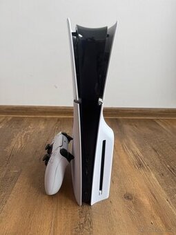 PlayStation 5 Slim s mechanikou