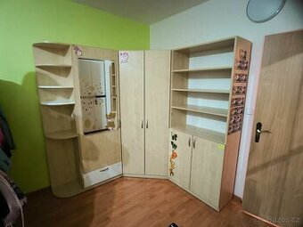Prostorná rohová souprava skříní