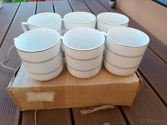 Retro hrnky Karlovarský porcelán 6 kusů.