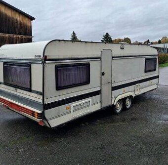 Karavan HOBBY DE LUXE TOP STAV obytný přívěs