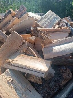 Suché štípané palivové dřevo