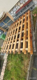 velké palety 280x208cm na kostru dřevníku či zahradní chatku