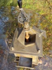 Starožitný mosazný a bakelitový mlýnek na kávu