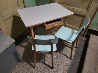 Jídelní stůl a 2 židle