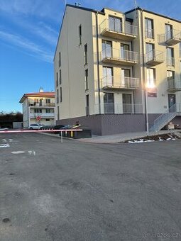 Pronájem nového bytu 1+kk, 31 m² s balkonem, parkováním a kó