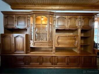 Masivní dubová obýváková stěna – poctivá práce, výborný stav