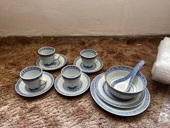 Set porcelánového nádobí (cibulák)