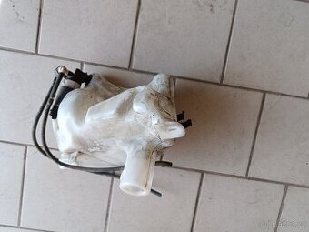 Citroen C4 Picasso nádobka ostřikovačů