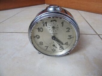 Nabízím starý retro budík Junghans s vteřinovkou. Je funkční