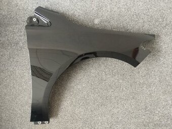 MERCEDES TŘÍDA B w247 PRAVÝ PŘEDNÍ BLATNÍK ČERNÝ