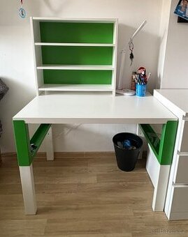 Dětský psací stůl s poličkami