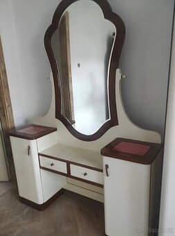Retro skříně a toaletní stolek