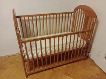Dětská postýlka s posuvnou mříží a matrací