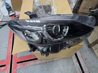 Pravé přední světlo Mazda 6
