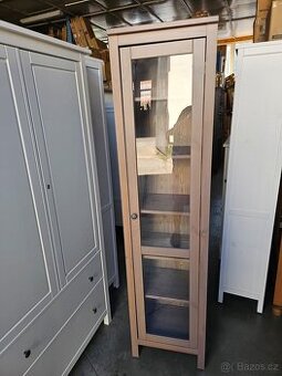 VITRÍNA IKEA HEMNES - ŠEDOHNĚDÁ