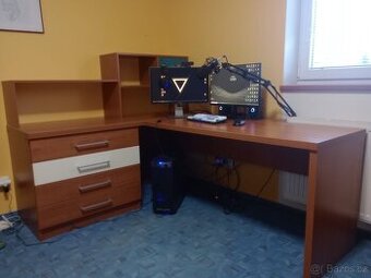 Velký rohový psací stůl se čtyřmi šuplíky a poličkou