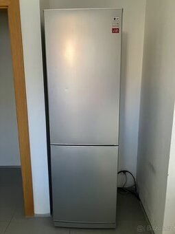 Funkční lednice s mrazákem za odvoz