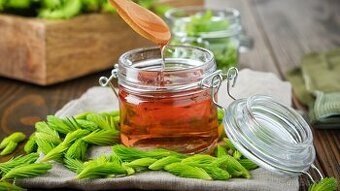 Med ze smrkových výhonků