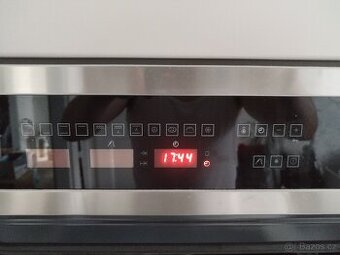 Vestavná horkovzdušná trouba TEKA