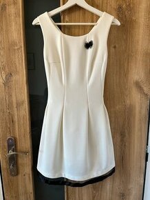 Bíle společenské šaty