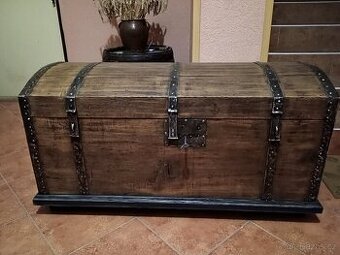 dubová kovaná truhlice