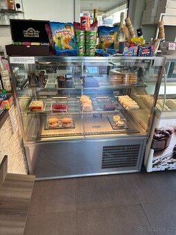 Zákusková vitrína