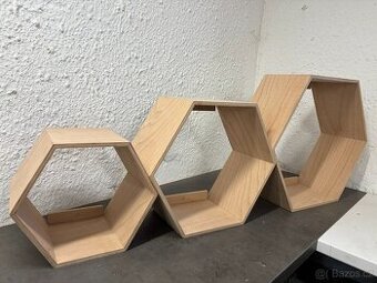 Masivni dřevěná police Hexagon