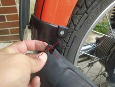 ČZ 350/472 (ČZ 175/487 a ČZ 250/485) - fixace zadní zástěrky