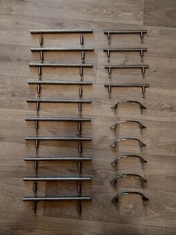 Kovové nábytkové úchytky.