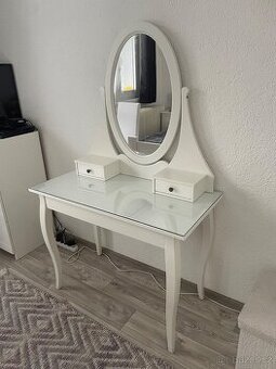 Kosmetický stolek IKEA