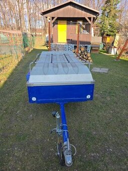 Přívěsný vozík s víkem Agados