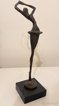 Bronzová figurka baletky