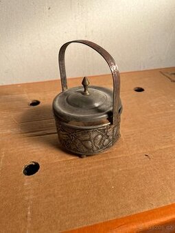 Kovová rytá dóza / starožitná cukřenka