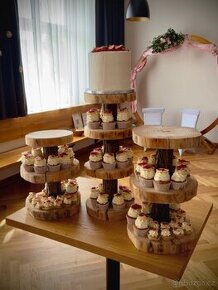 Masivní stojany na svatební dort a cupcakes