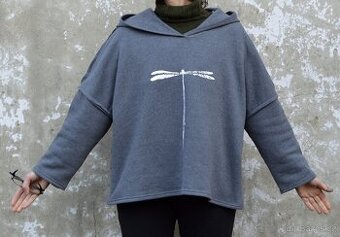 Šedá mikina s vážkou