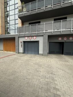 Pronájem garážového stání 15 m² Brno